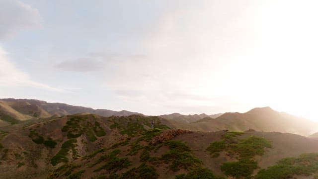 햇빛을 받으며 산 위에 서 있는 사람