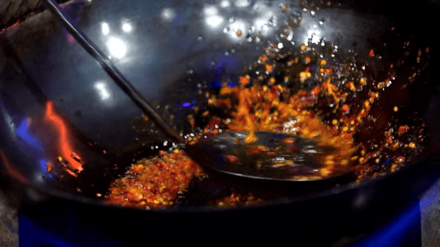 뜨거운 팬에서 스페셜 소스 섞기