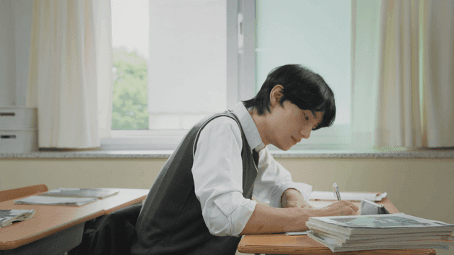 교실에서 공부하는 학생