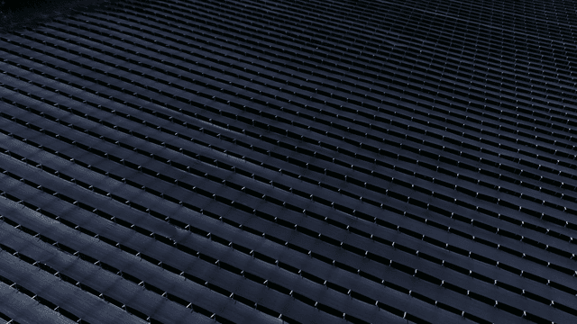 햇빛 아래 펼쳐진 넓은 차양막이 쳐진 농경지