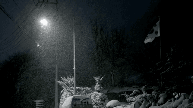 한국 국기가 휘날리는 눈 오는 밤