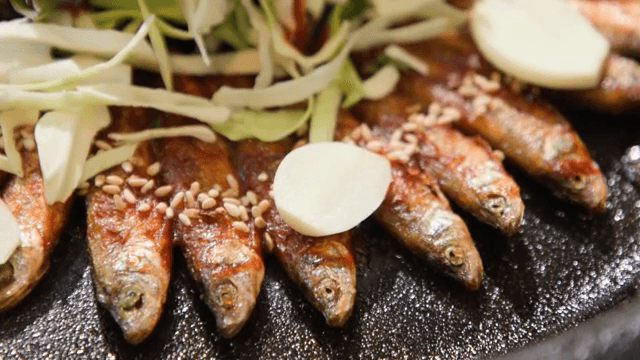 Grilled fish with vegetables and sauce