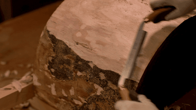 낫칼로 나무 표면을 다듬는 장인