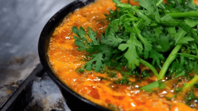 신선한 쑥갓이 들어간 한국 찌개 끓는 모습