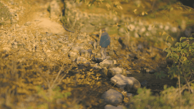 바위가 많은 개울을 따라 걷는 사람