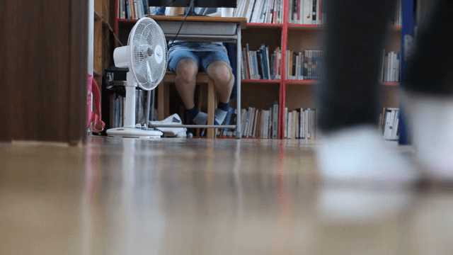 책장이 있는 도서관에서 걷는 아이