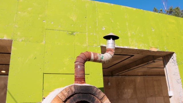 불타고 있는 야외 벽돌 오븐