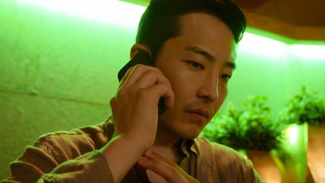 진지한 표정으로 전화 통화하는 남자