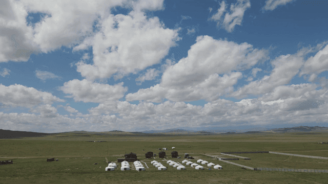 전통적인 유르트가 있는 광활한 풍경