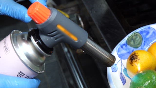 토치로 감귤류 과일을 캐러멜라이징