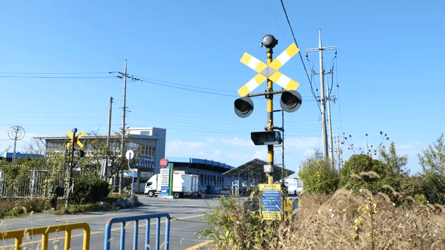 Railroad crossing with traffic lights