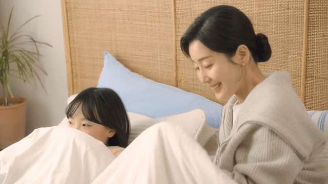 이불 냄새를 맡아보는 딸과 엄마