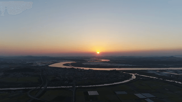 드넓은 들판 위의 일몰