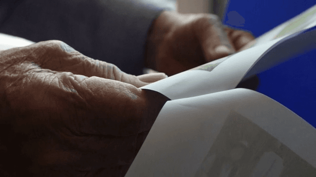 책장을 넘기는 노인의 손