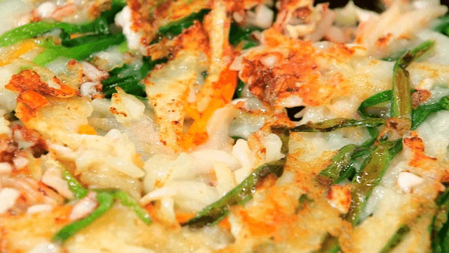 철판에서 부쳐지는 해물파전