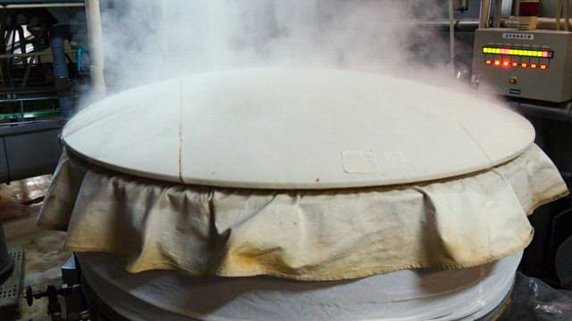 식품 가공 시설의 대형 산업용 기계