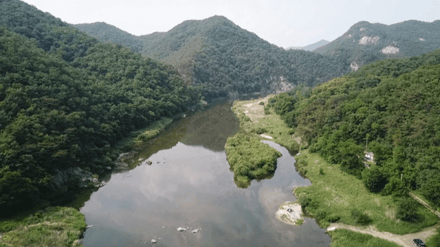 푸른 산을 흐르는 고요한 강