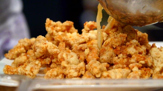 바삭한 튀김 위에 소스를 부어 완성하는 탕수육