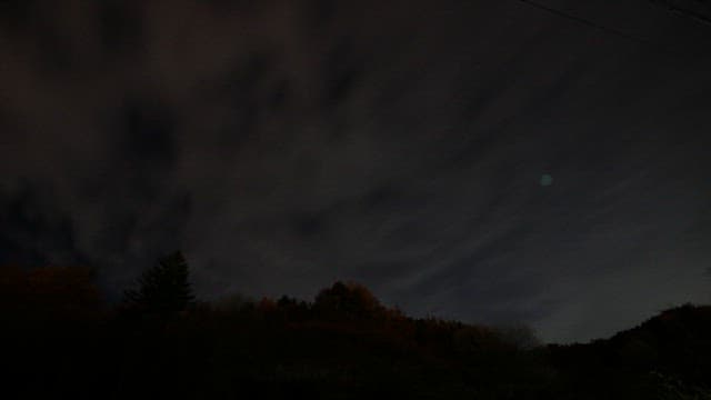 언덕 위 밤하늘에서 새벽으로 변하는 모습