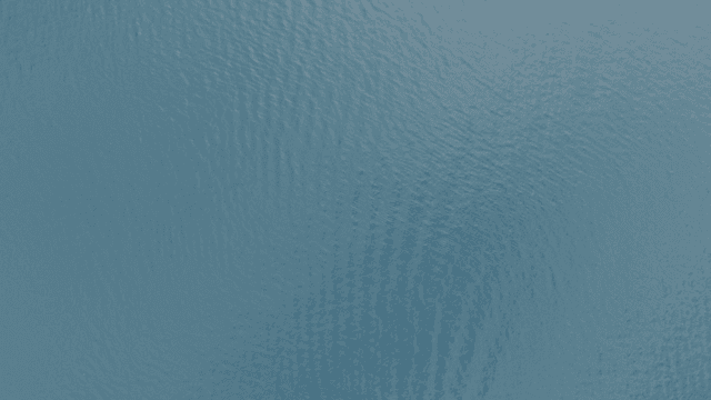 잔잔한 물결이 있는 푸른 바다 표면