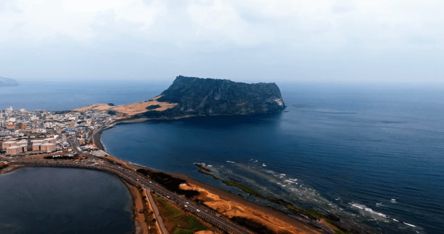 성산 일출봉이 있는 해안 마을