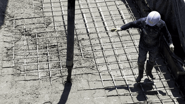 콘크리트를 붓는 건설 작업자들