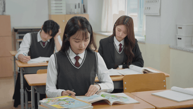 교실에서 공부하는 학생들