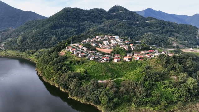 푸른 산 속에 자리한 마을