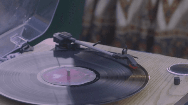 턴테이블에서 회전하는 바이닐 레코드