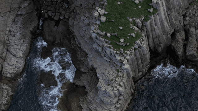 파도가 부딪히는 바위 절벽