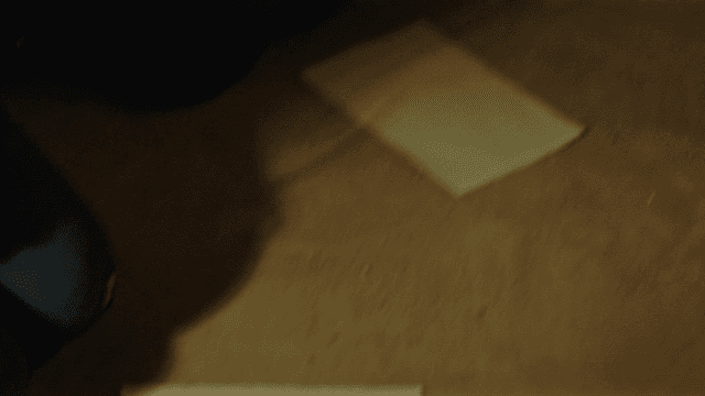 바닥에 앉아있는 사람들에게 펜을 던지는 장면