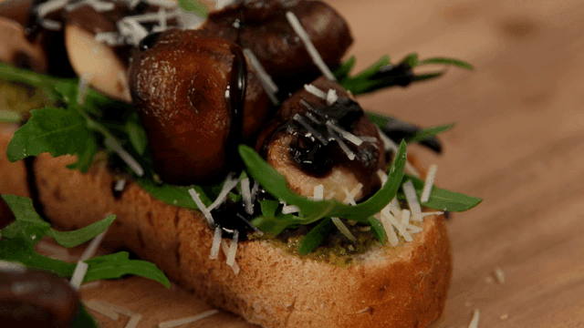 Sandwich with mushrooms and arugula
