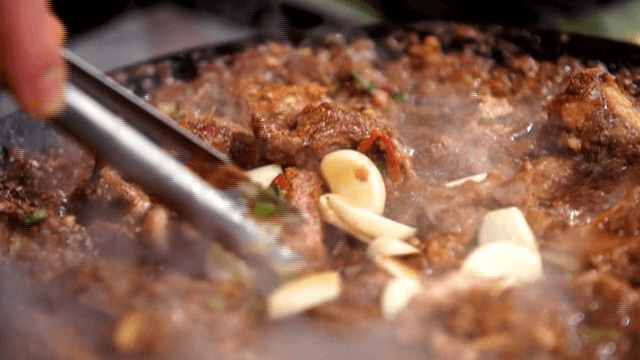 마늘과 함께 끓고 있는 매운 갈비찜