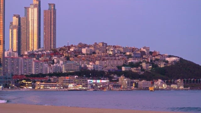 황혼의 해안 도시 풍경