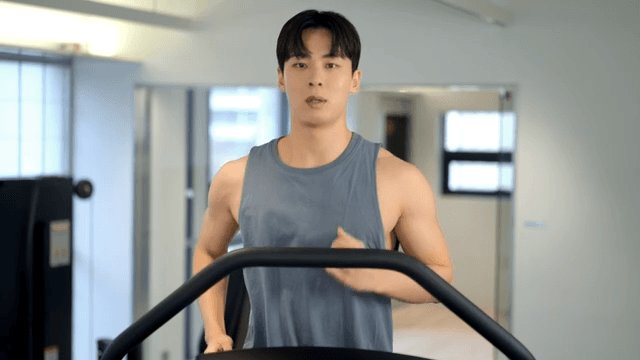 헬스장에서 러닝머신을 뛰는 남자