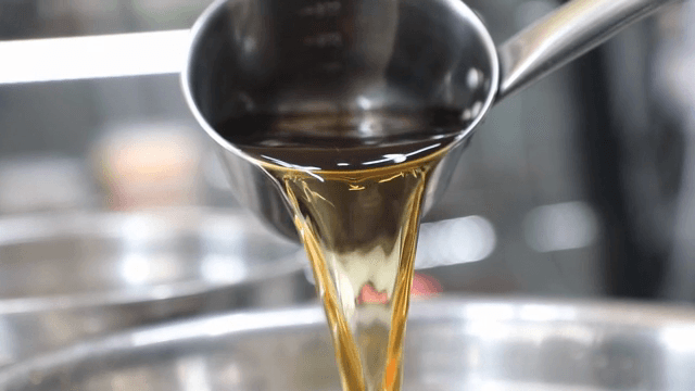 양푼에 있는 양년장을 퍼내는 국자