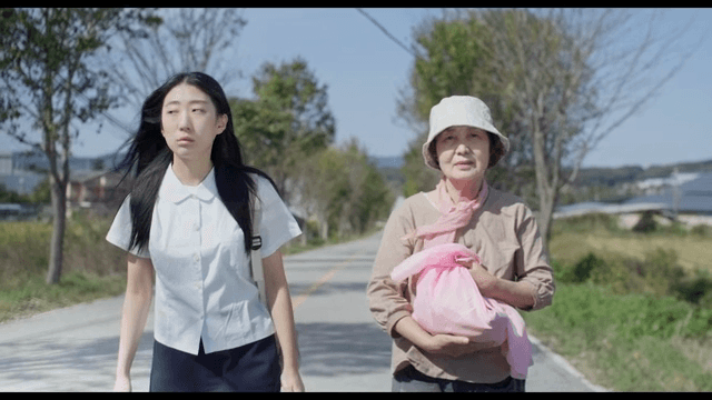 시골길을 걷는 노인과 소녀