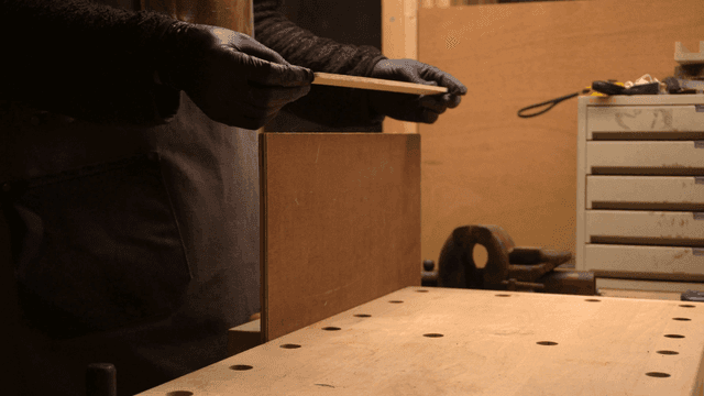 작업장에서 나무를 다루는 장인