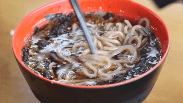 젓가락으로 휘젓는 소바