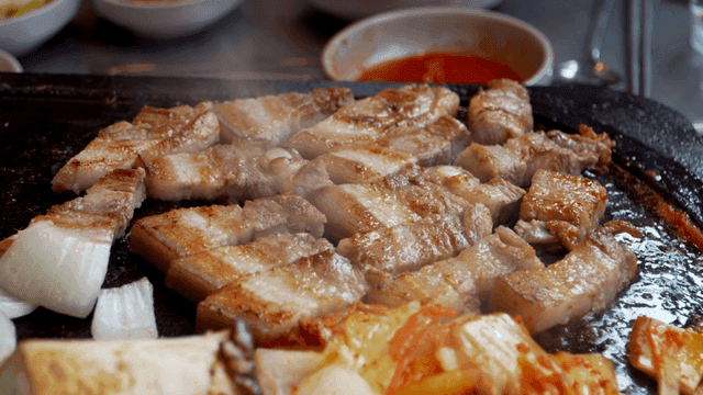 김치와 양파를 곁들인 삼겹살 구이