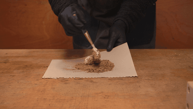 나무 테이블 위에서 톱밥에 본드를 혼합하는 목공