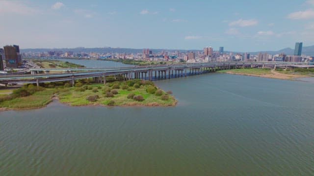 강 위의 다리와 도시 스카이라인