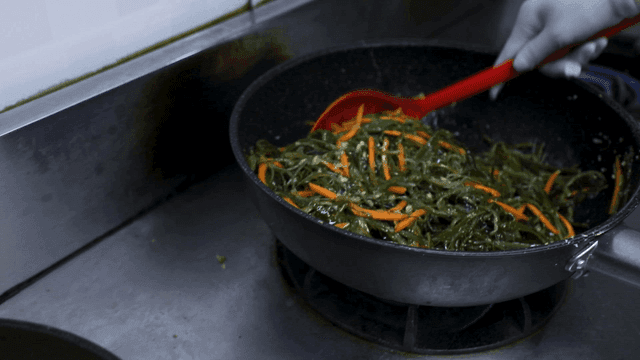 스토브 위 팬에서 채소 요리들