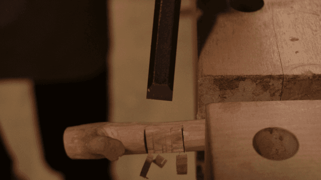 섬세하게 끌로 나무 조각하는 손