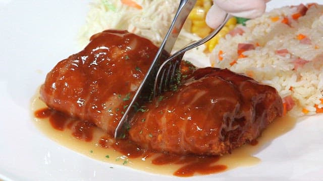 식칼로 촉촉한 돈가스 자르기