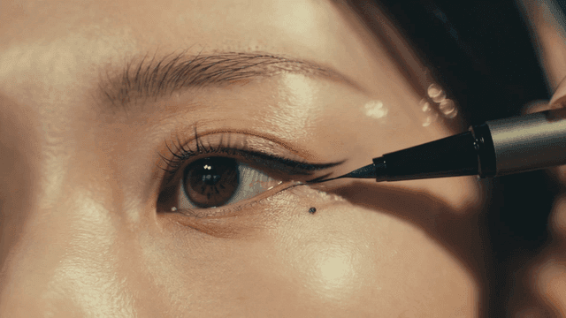 Woman who applies eyeliner precisely