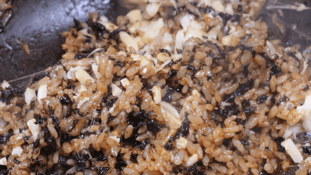 치즈와 김이 들어간 볶음밥을 섞는 장면