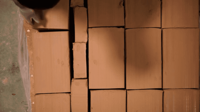 파렛트에 쌓인 점토 블록