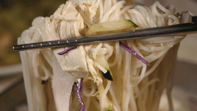 채소와 함께 면을 집는 젓가락