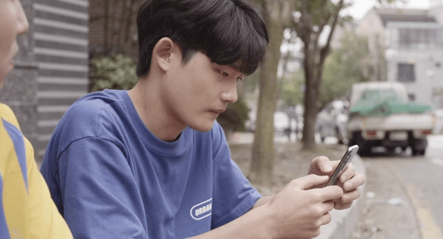 친구랑 대화하다가 급히 자리를 뜨는 남성